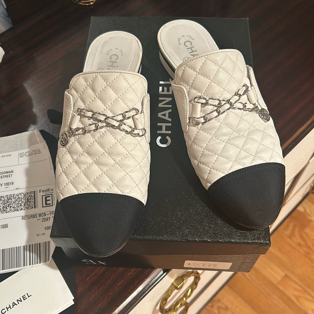 Chanel Quilted mule with chain white & Black